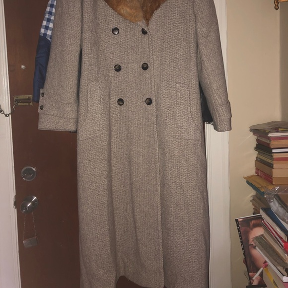 vintage herringbone pattern wool coat with rabbit or fox fur collar - Picture 2 of 11